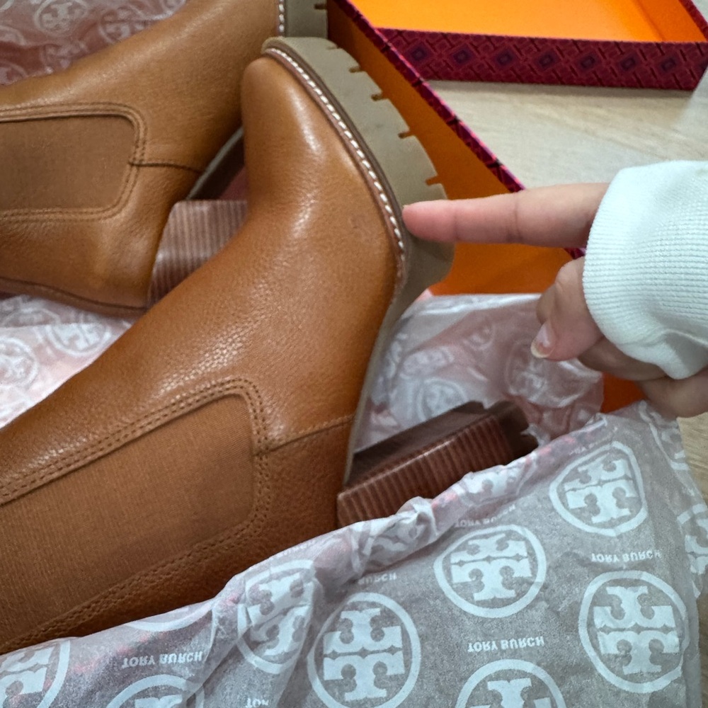 Tory Burch Chelsea lug bootie++7+Blanched Almond 70+Almond tumbled Leather - Picture 9 of 15